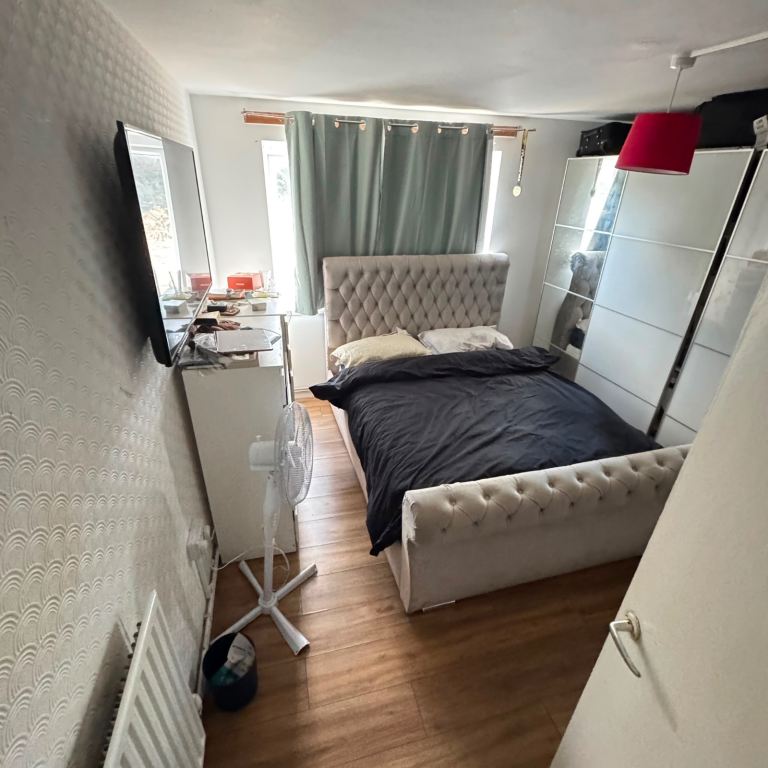 Flat East Crescent in Greater London
