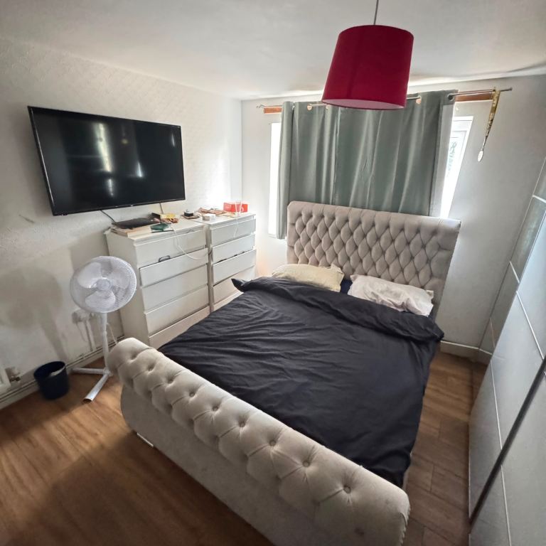Flat East Crescent in Greater London