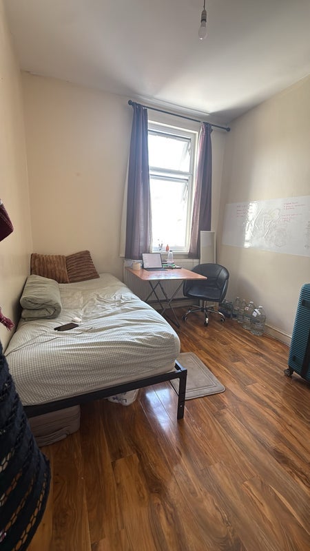 Room Calverton Road in Greater London