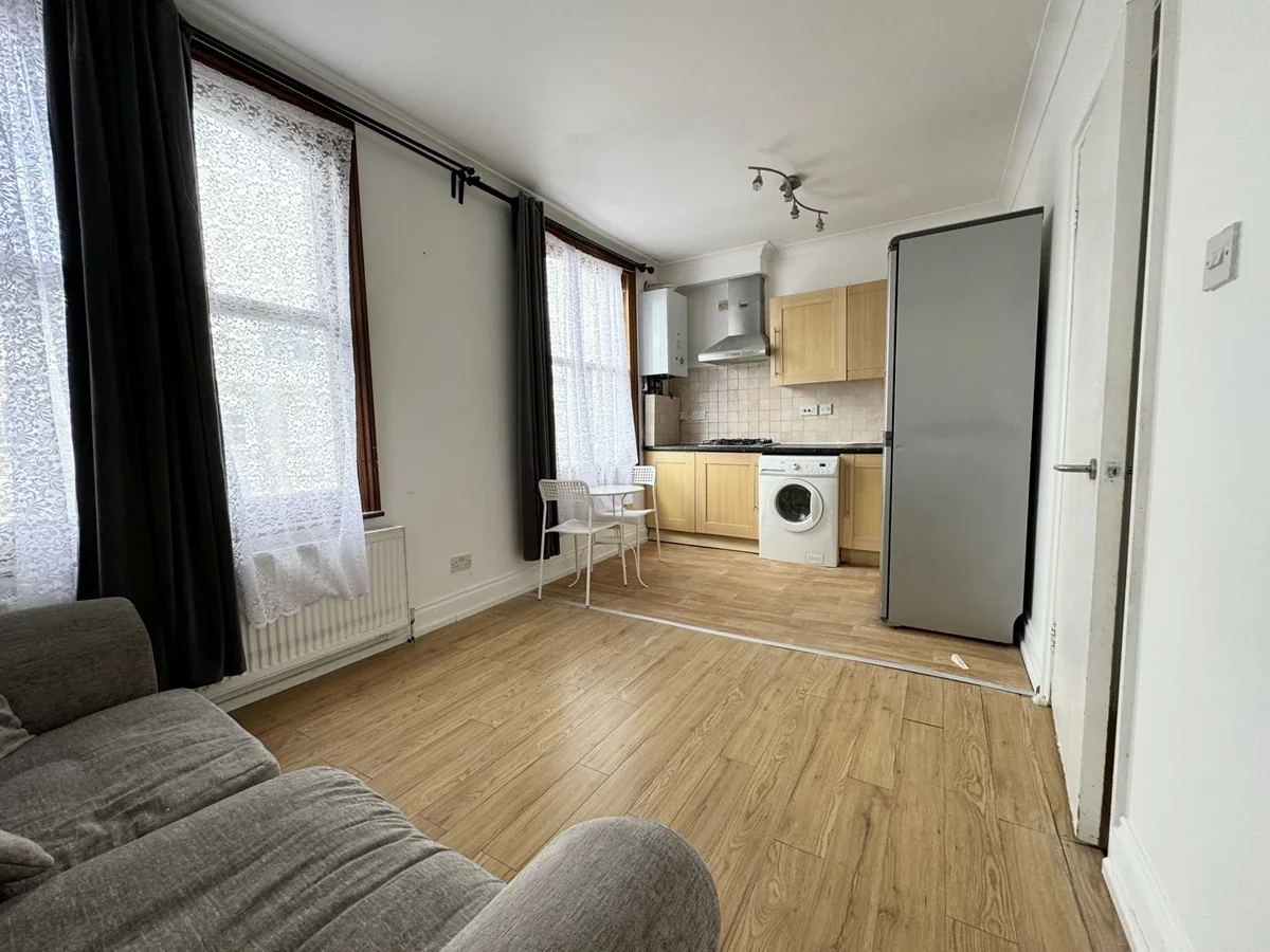 Flat Jackson Road in Greater London