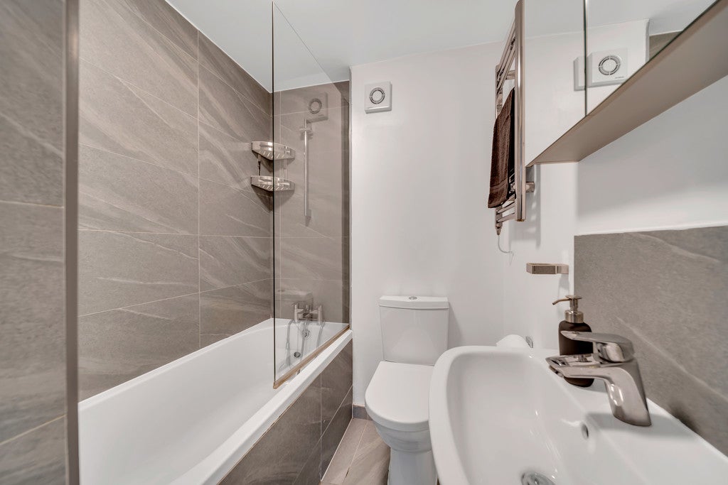 Flat Salisbury Road in Greater London