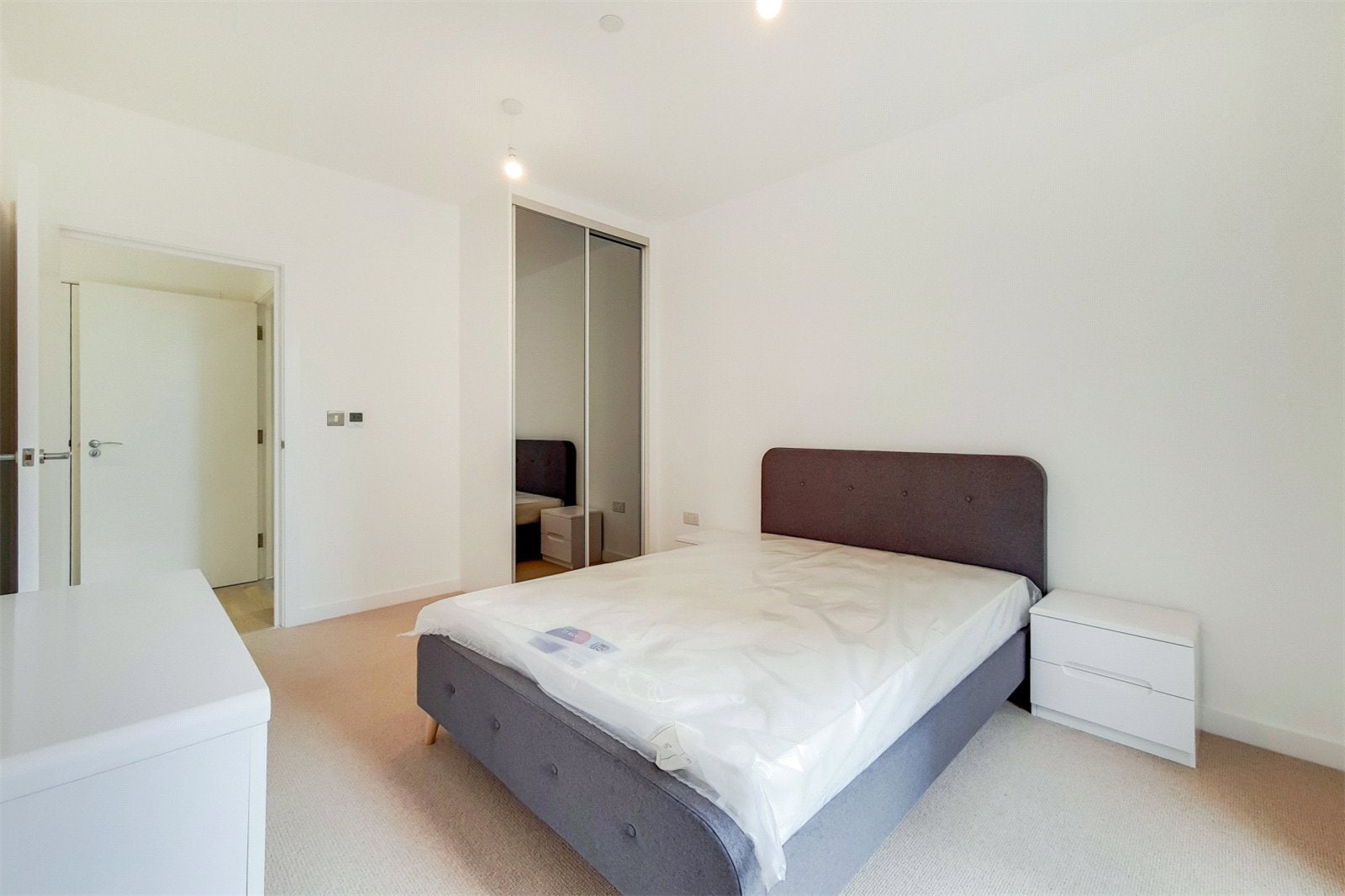 Flat Atlantis Avenue in Greater London