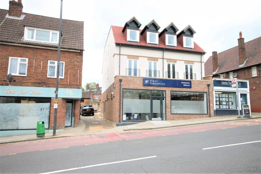 Flat Stanmore Hill in Greater London