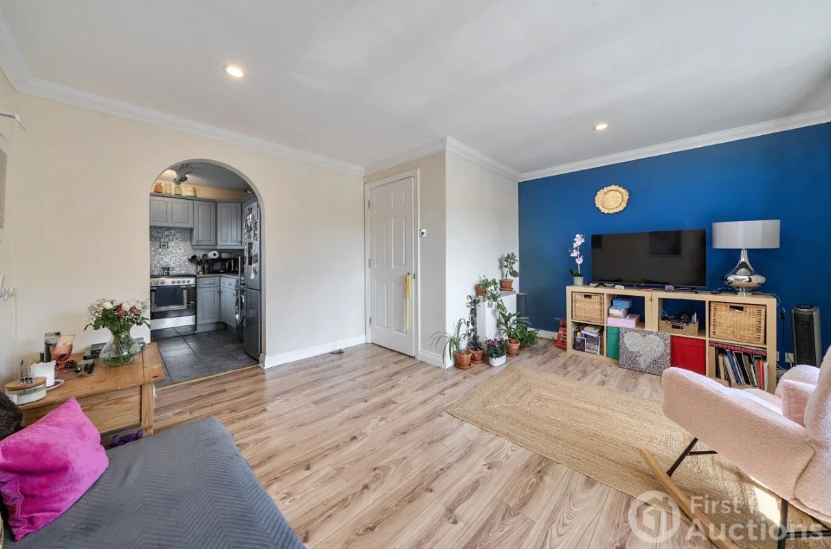 Flat Fawcett Close in Greater London