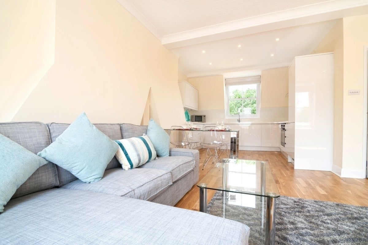 Flat Almeida Street in Greater London