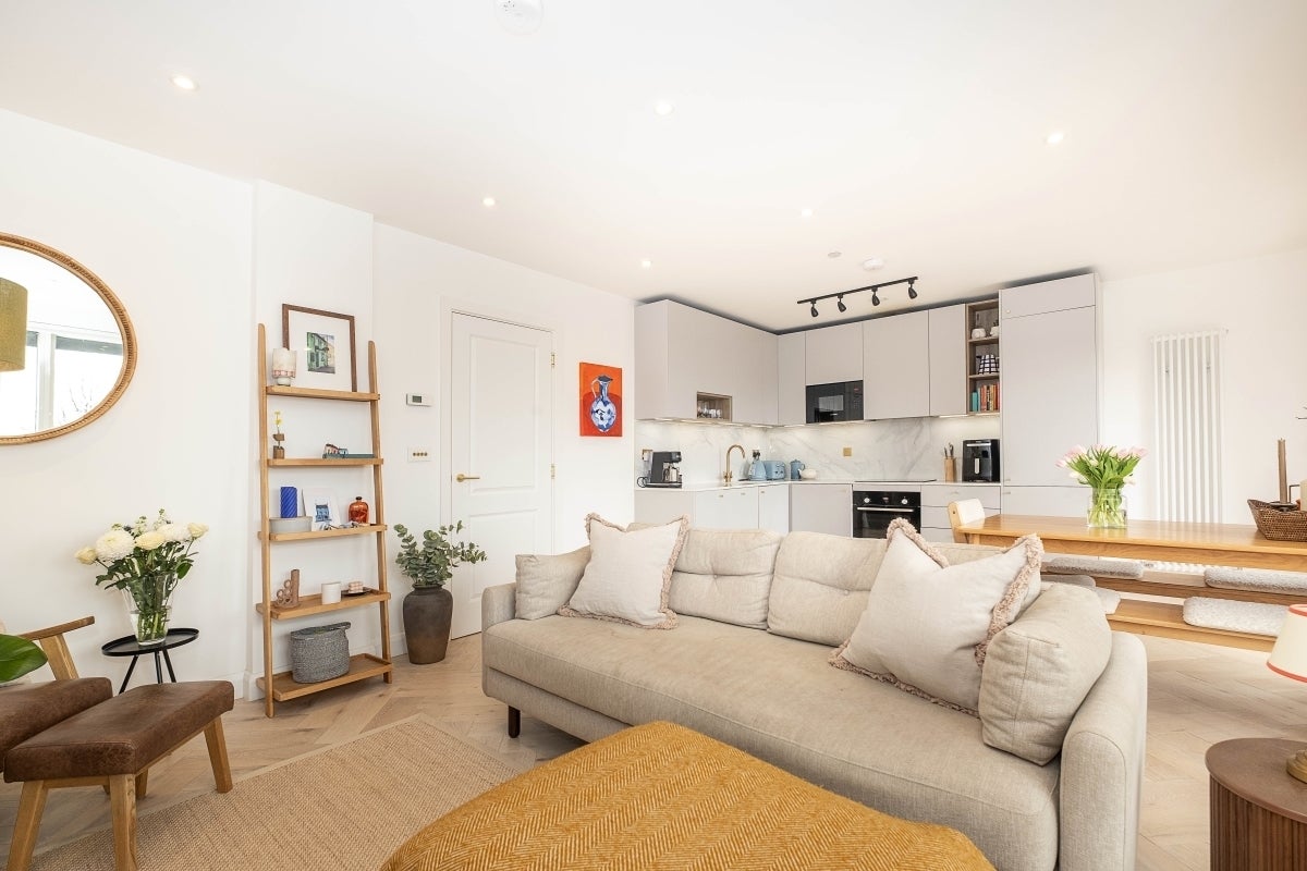 Flat Ravensbury Terrace in Greater London