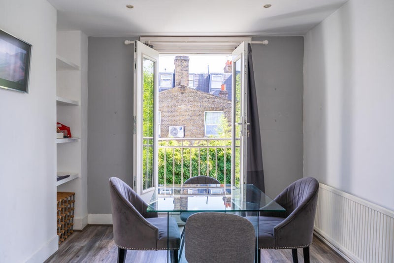 Flat Sedlescombe Road in Greater London