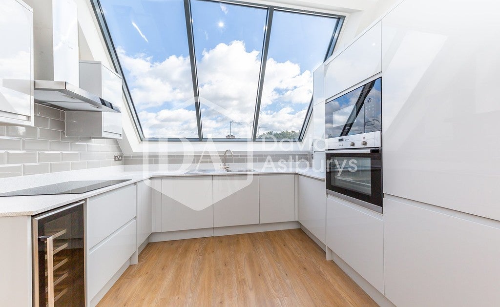 Flat Inderwick Road in Greater London