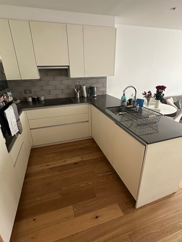 Room Aviary Close in Greater London