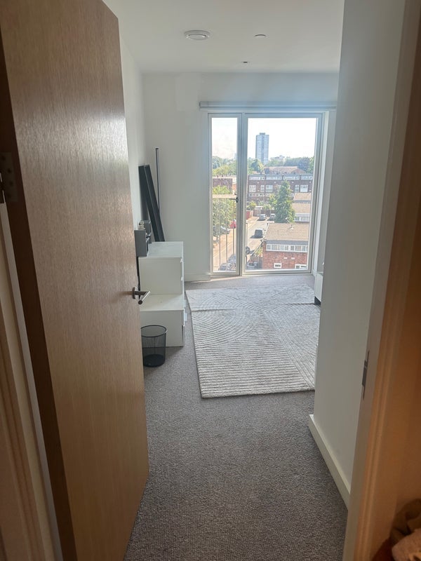 Room Aviary Close in Greater London