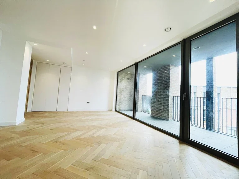 Flat Walm Lane in Greater London