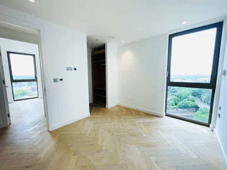 Flat Walm Lane in Greater London
