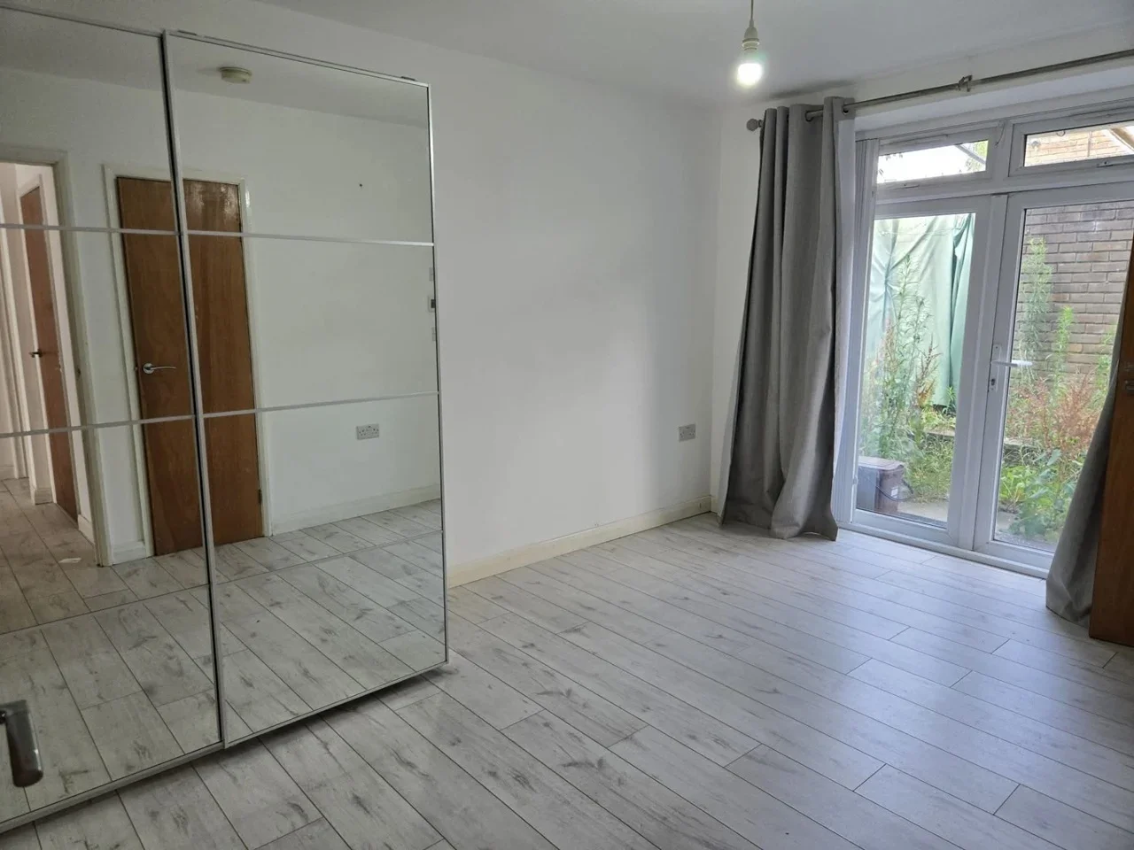 Flat Hutton Grove in Greater London