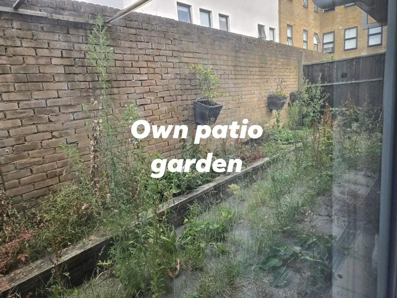 Flat Hutton Grove in Greater London