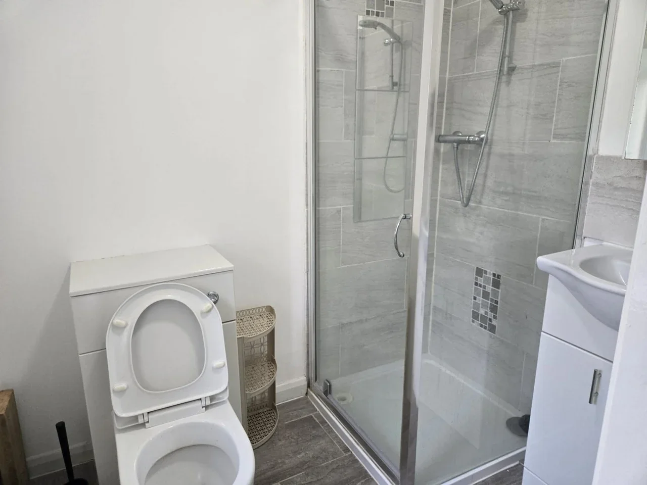 Flat Hutton Grove in Greater London