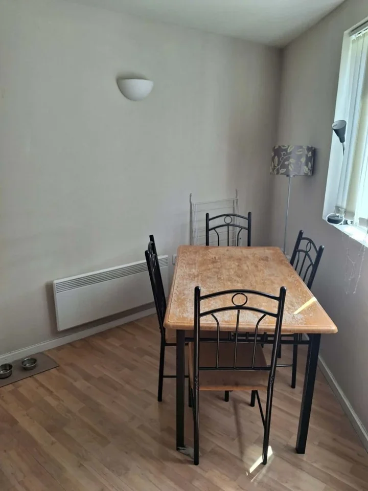 Flat Rotherhithe Street in Greater London