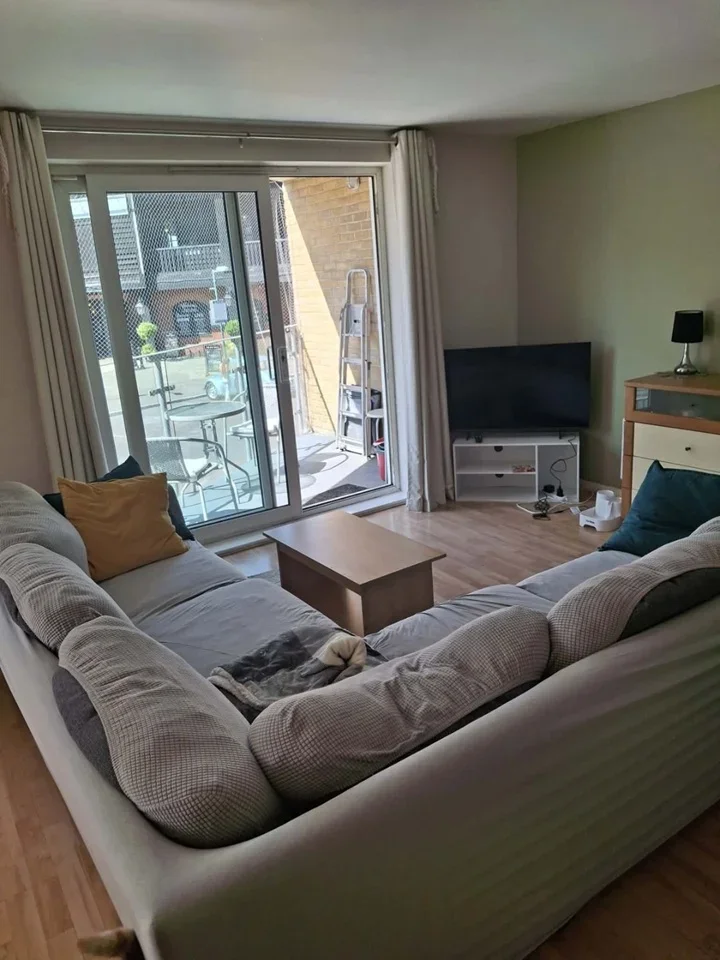 Flat Rotherhithe Street in Greater London