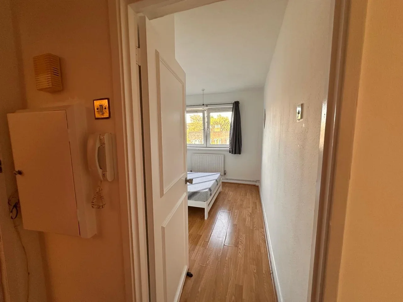 Flat Russia Lane in Greater London