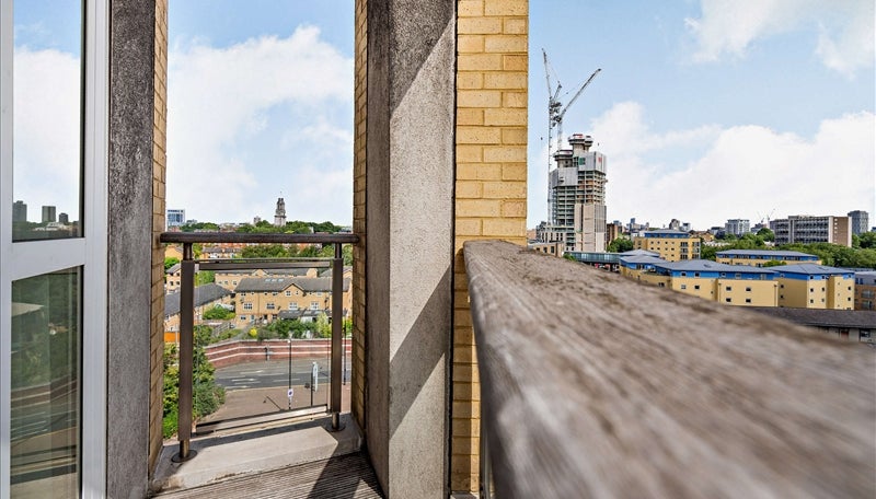 Flat Westferry Circus in Greater London