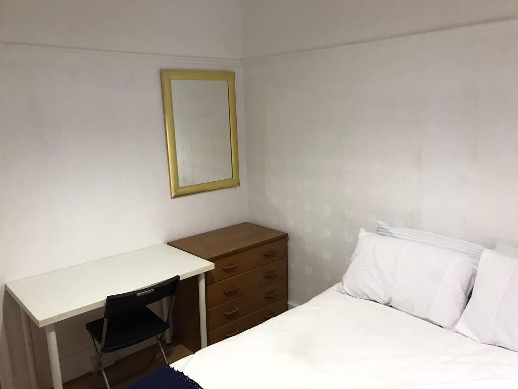 Room Finchley Road in Greater London