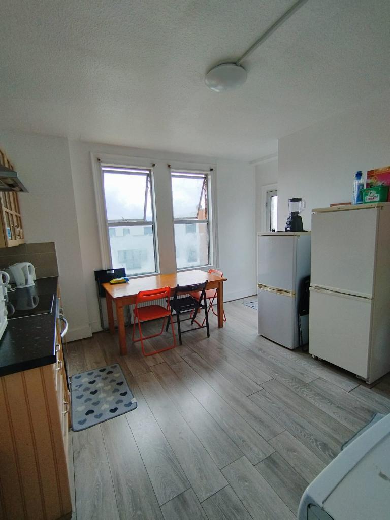 Room Finchley Road in Greater London