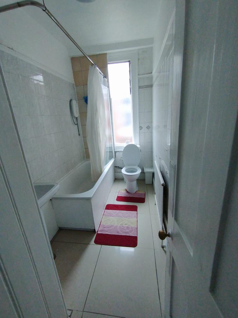 Room Finchley Road in Greater London