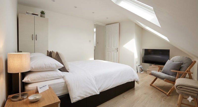 Room Kimberley Avenue in Greater London