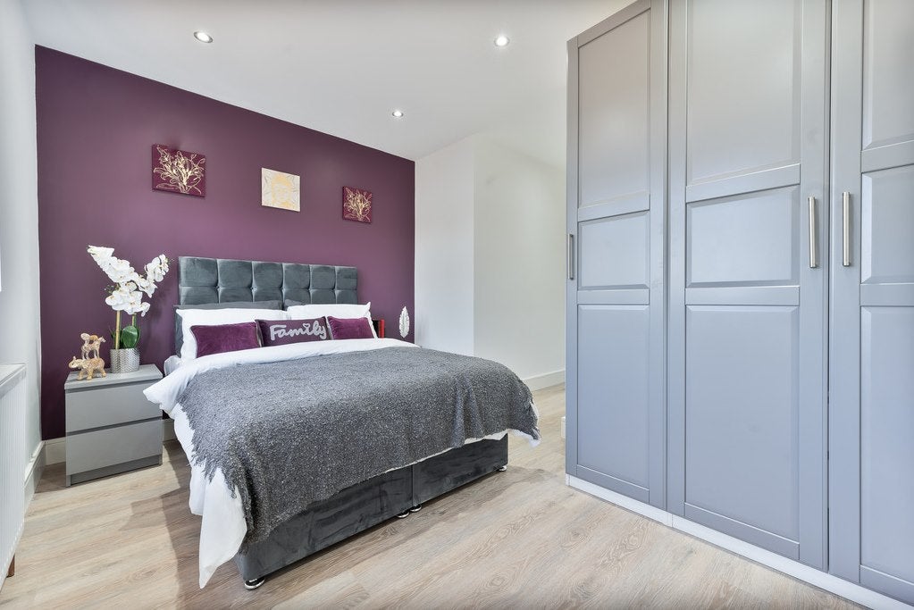 Room Cranes Park Crescent in Greater London