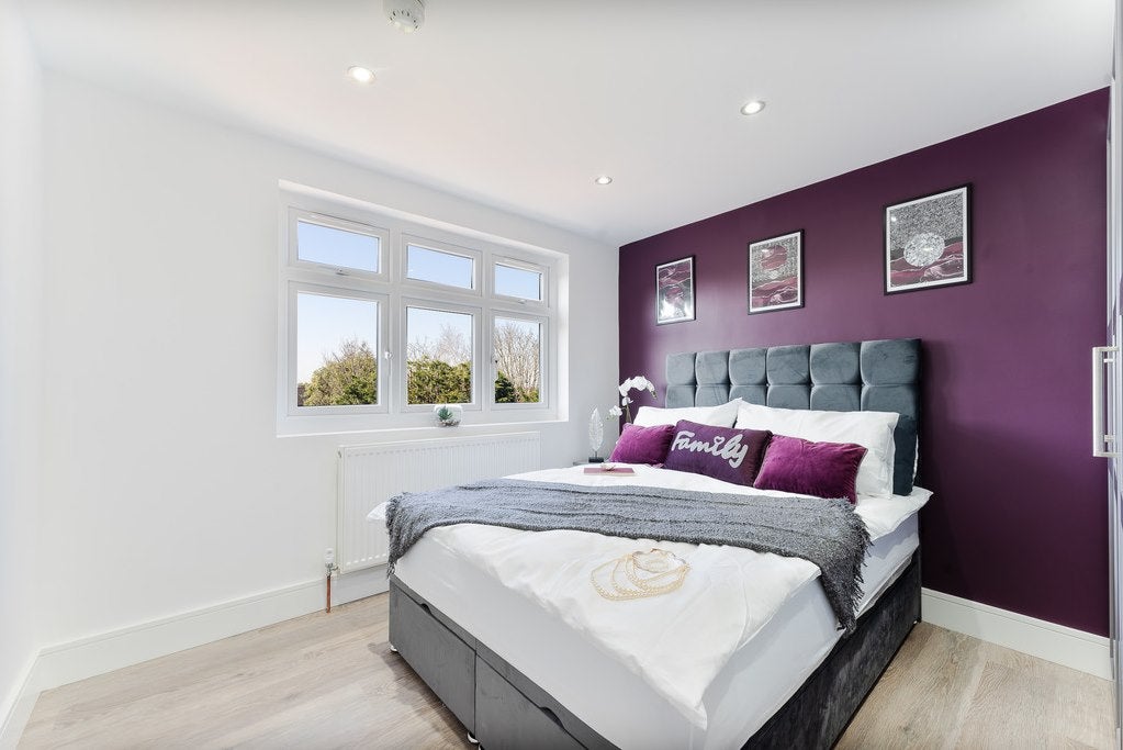 Room Cranes Park Crescent in Greater London