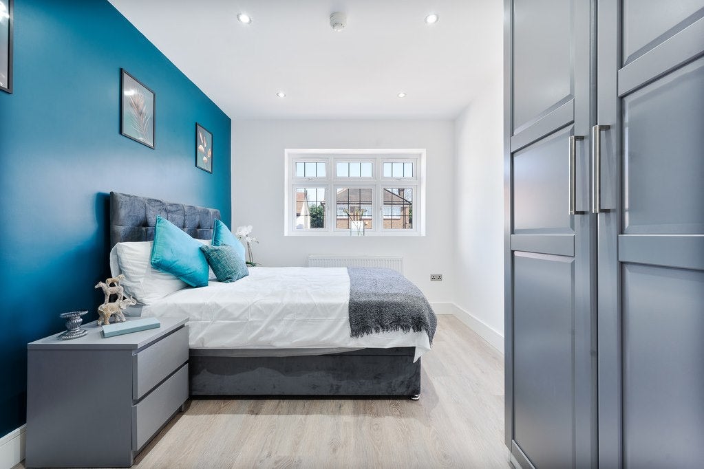 Room Cranes Park Crescent in Greater London