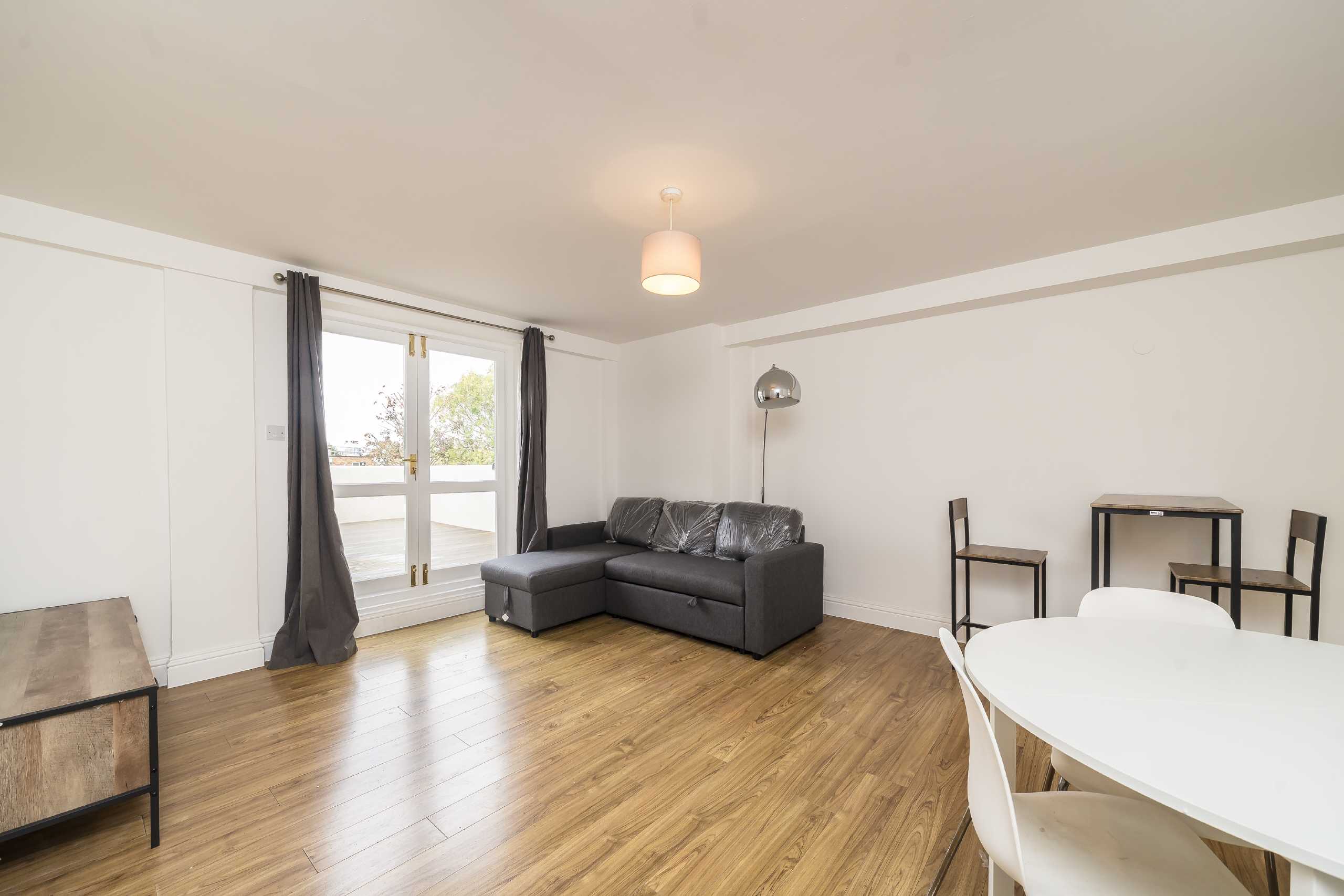 Flat Queenstown Road in Greater London