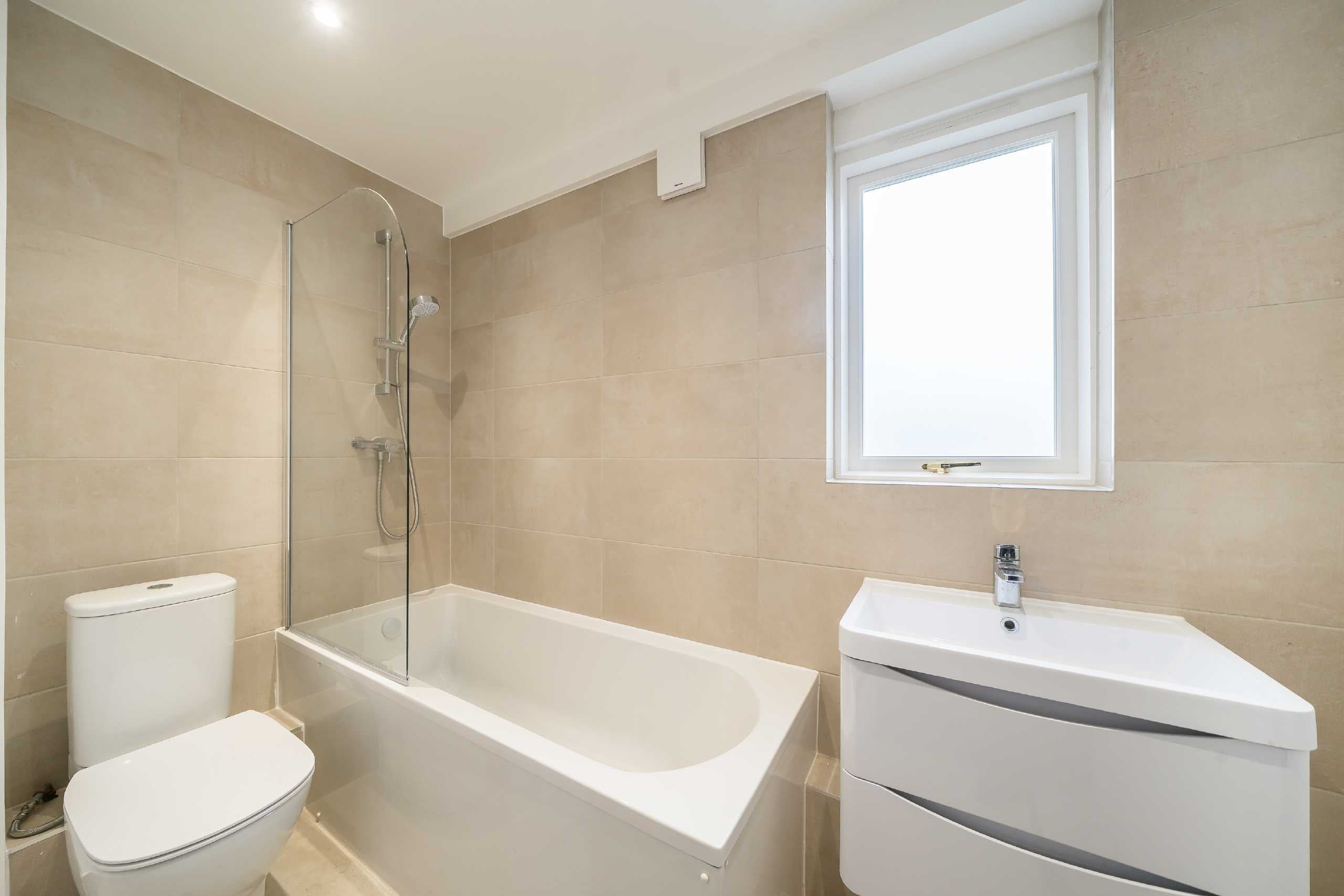 Flat Queenstown Road in Greater London