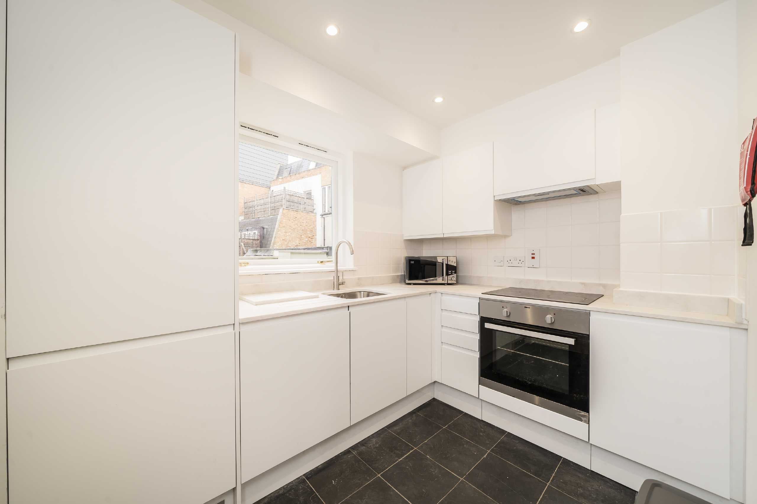 Flat Queenstown Road in Greater London