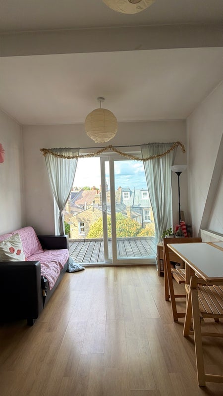 Room Leopold Road in Greater London