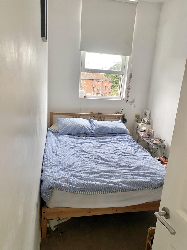 Room Leopold Road in Greater London