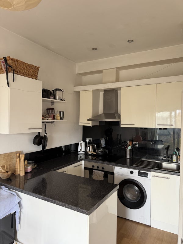 Room Leopold Road in Greater London