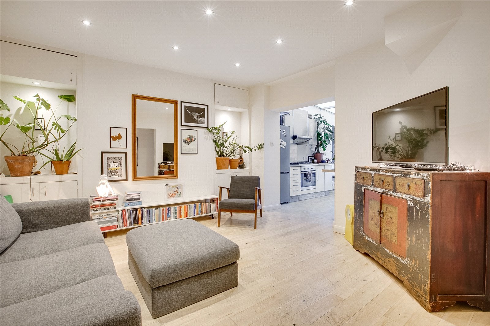 Flat Stanlake Road in Greater London
