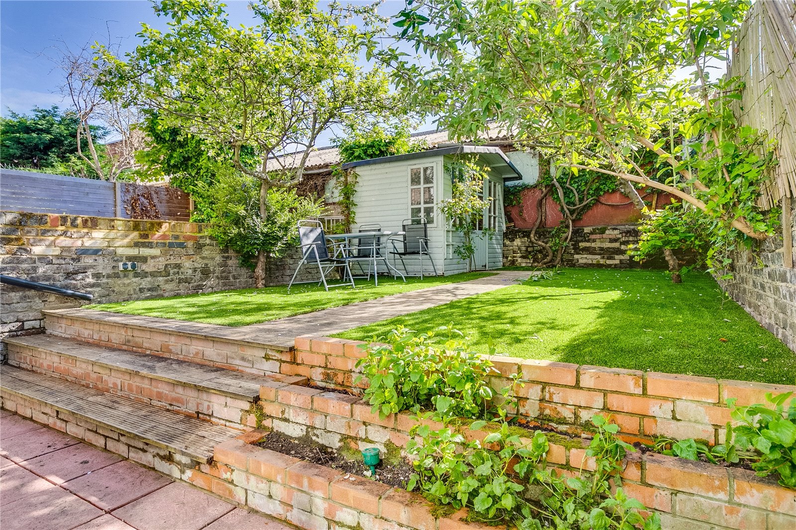 Flat Stanlake Road in Greater London