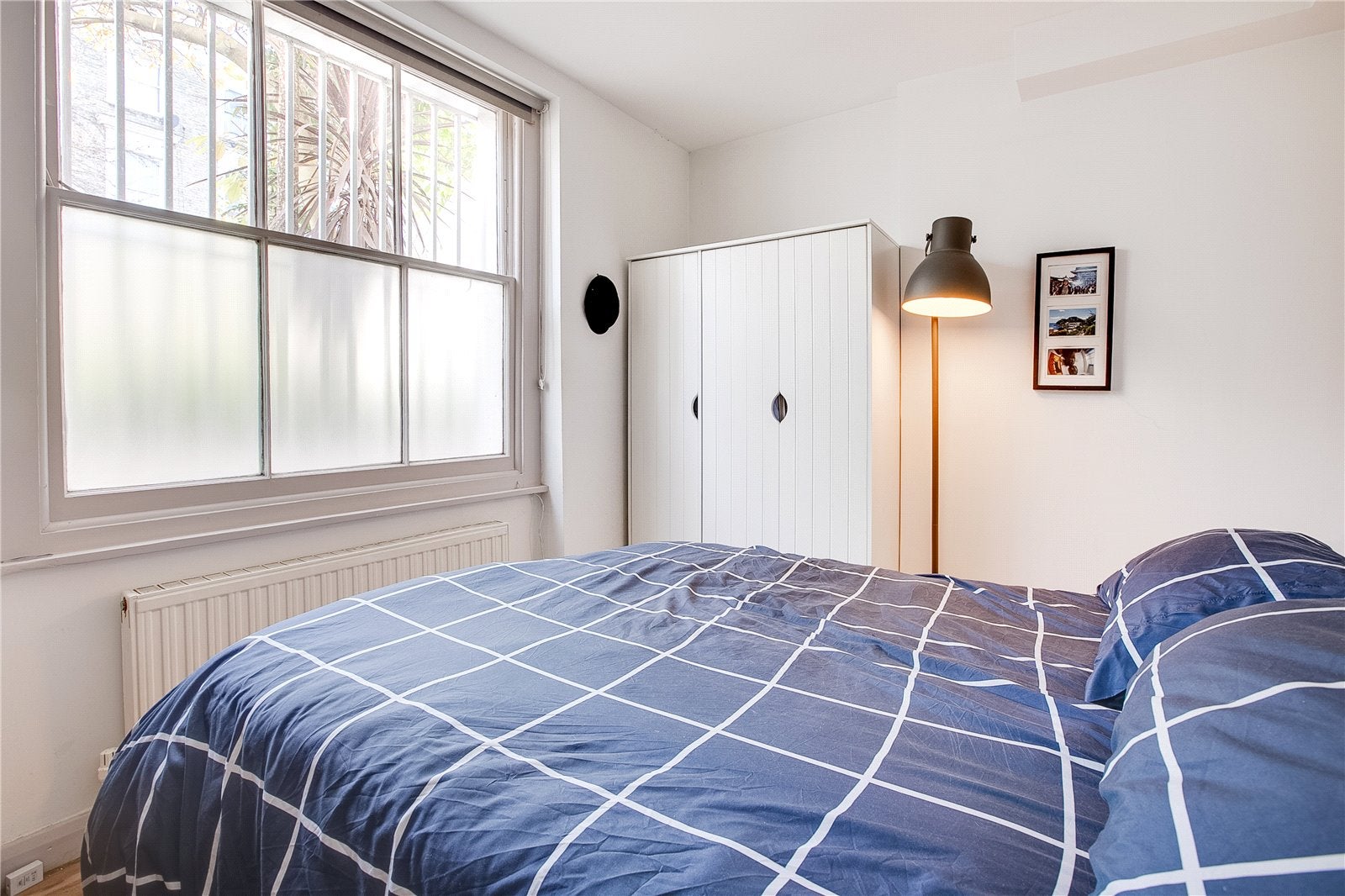 Flat Stanlake Road in Greater London