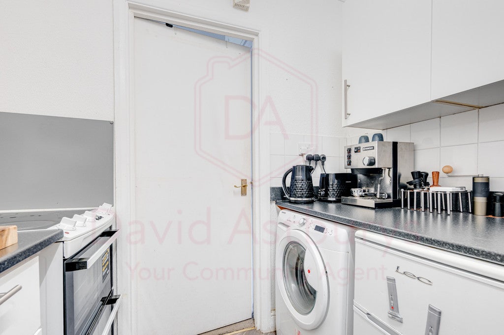 Flat Hemstal Road in Greater London