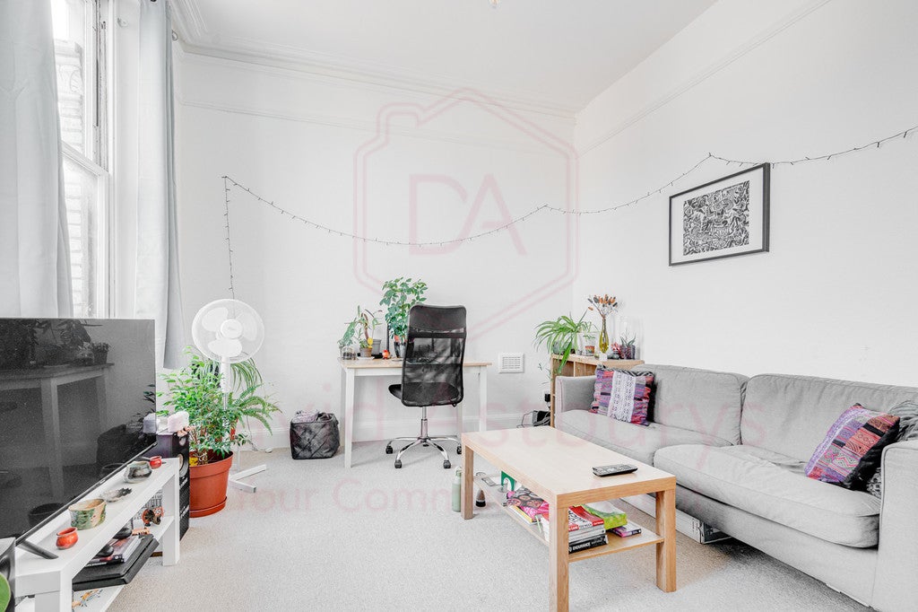 Flat Hemstal Road in Greater London