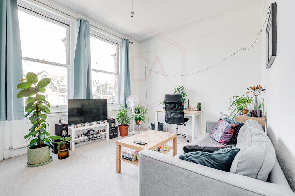 Flat Hemstal Road in Greater London