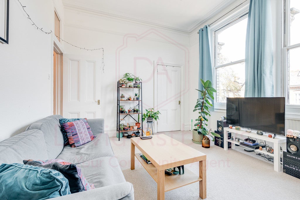 Flat Hemstal Road in Greater London