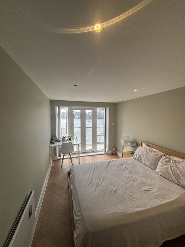 Room St. Davids Square in Greater London