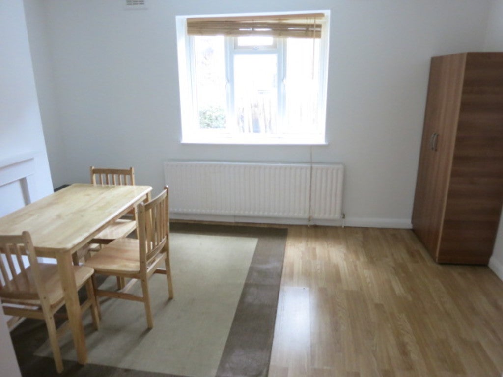 Flat Ewart Grove in Greater London