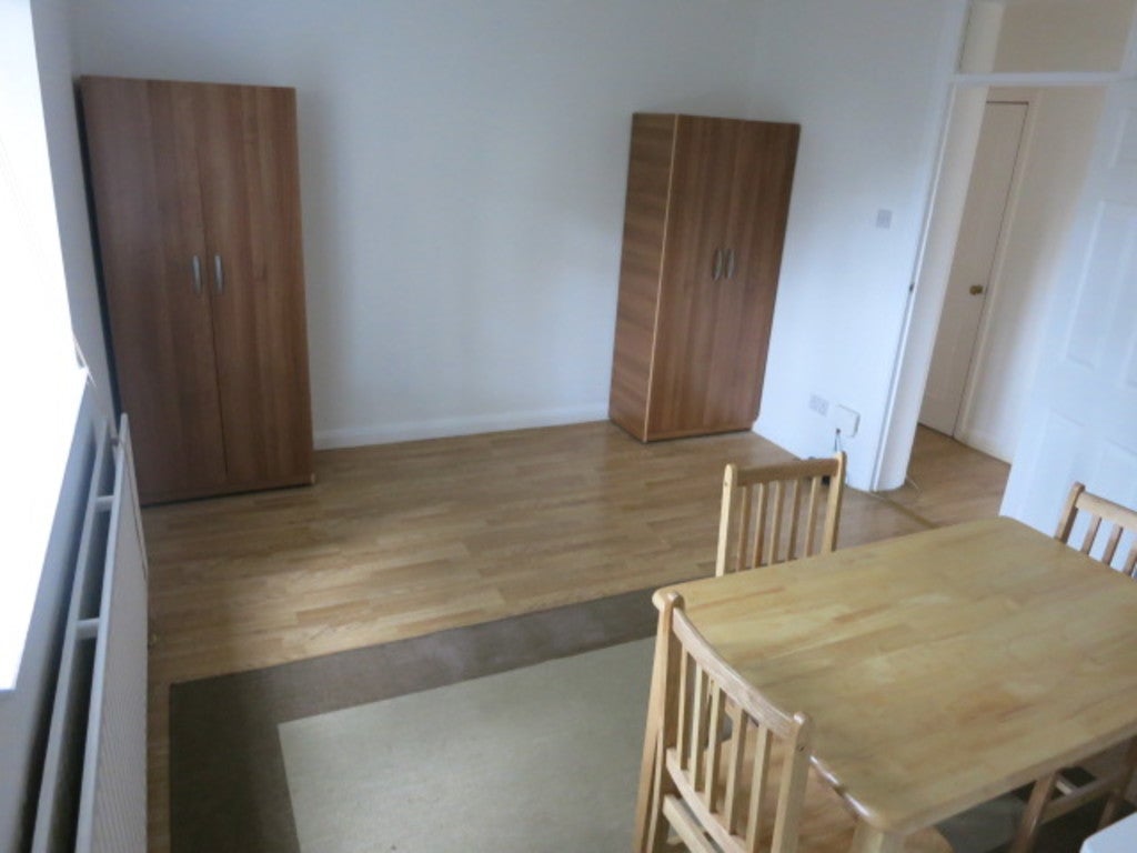 Flat Ewart Grove in Greater London