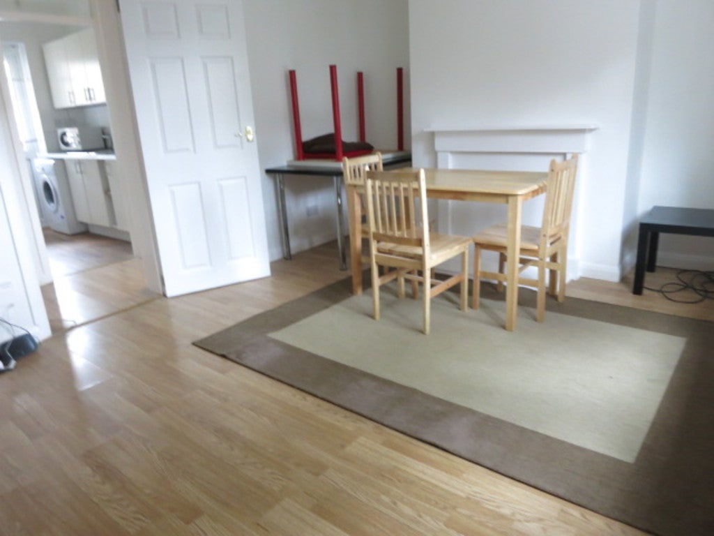 Flat Ewart Grove in Greater London