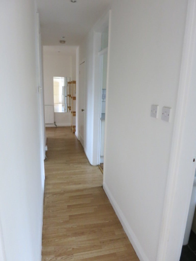 Flat Ewart Grove in Greater London
