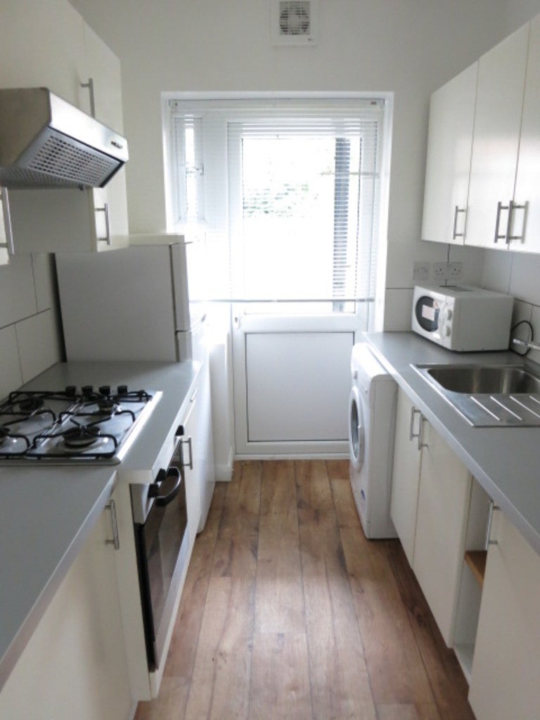 Flat Ewart Grove in Greater London