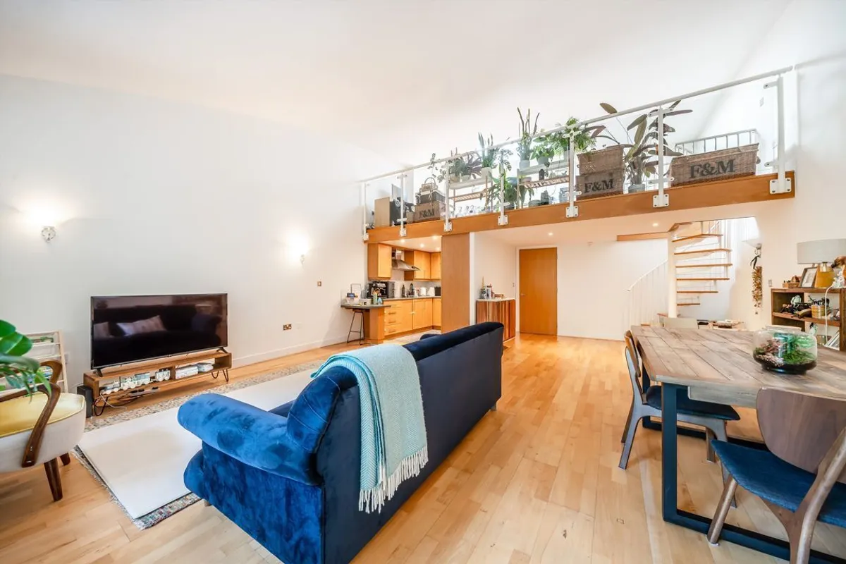 Flat Chiswick High Road in Greater London